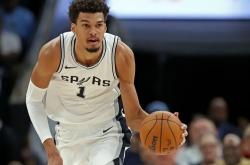 开云体育平台APP-包含灰熊逆袭击败马刺，保住季后赛希望的词条