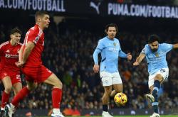 开云体育下载-包含曼城凭借两个点球险胜对手，瓜迪奥拉高喊：冠军在望！的词条