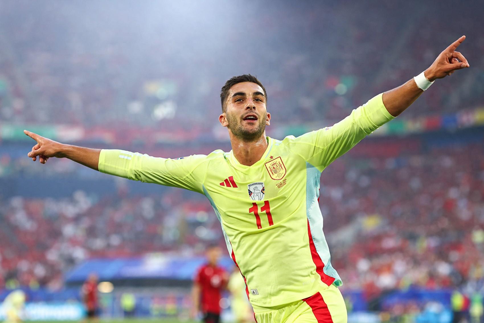 著名球员在国际赛场上展现出色，引发关注