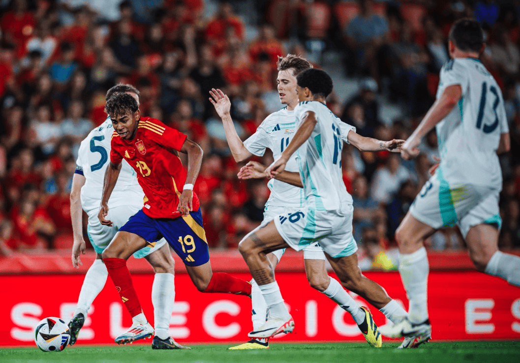 西班牙足球队夺取胜利，欧洲赛场火爆连连的简单介绍