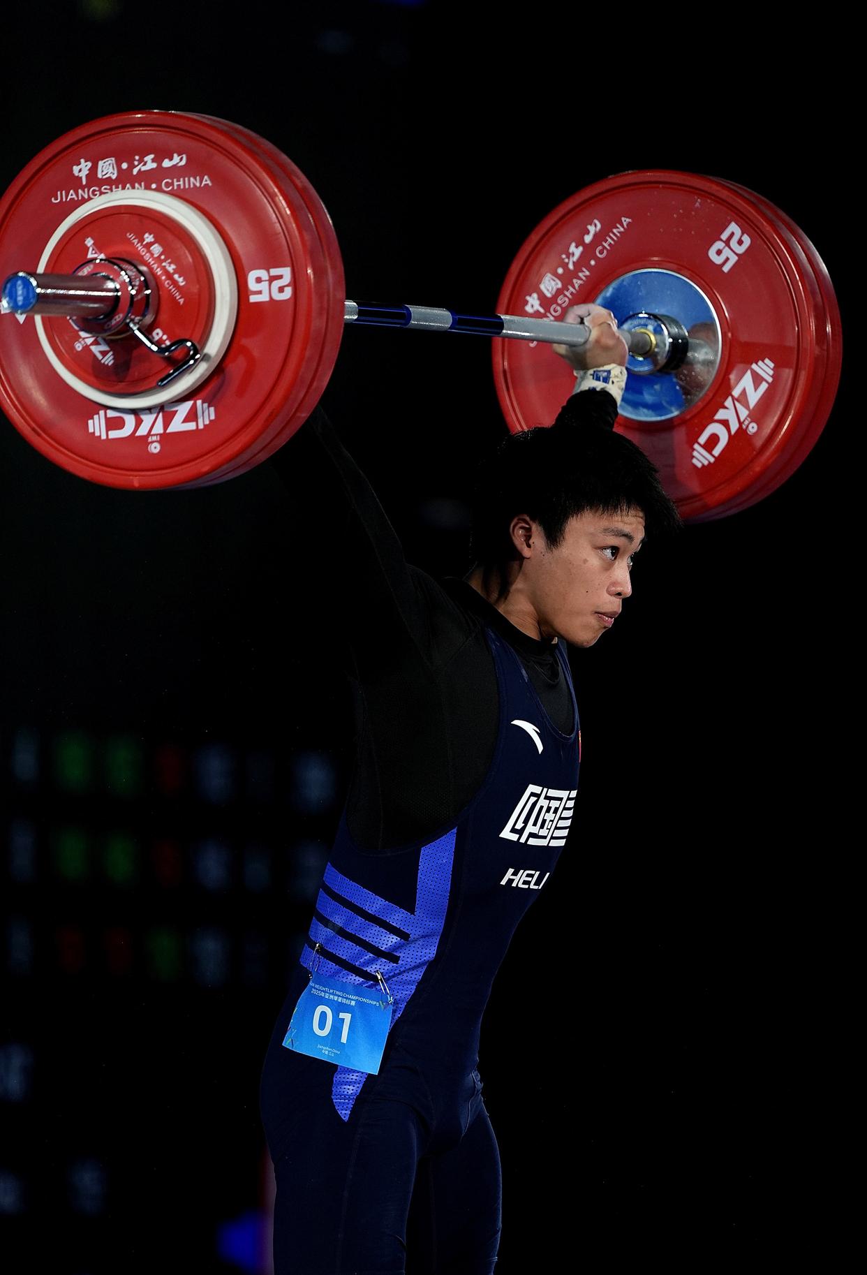 关于热门话题：举重赛事震撼全场，突破记录的信息