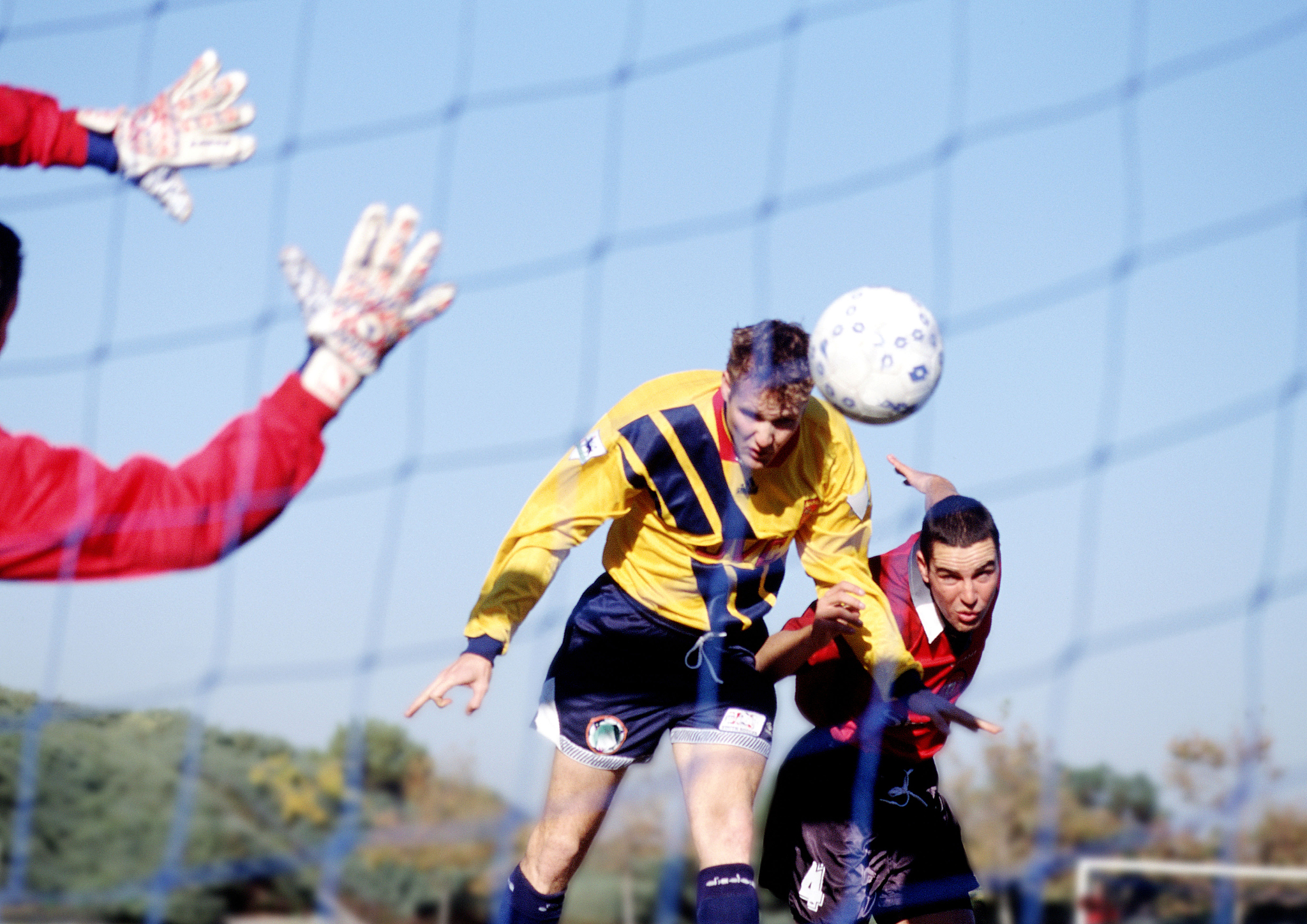 激烈比拼中球员的表现引发关注