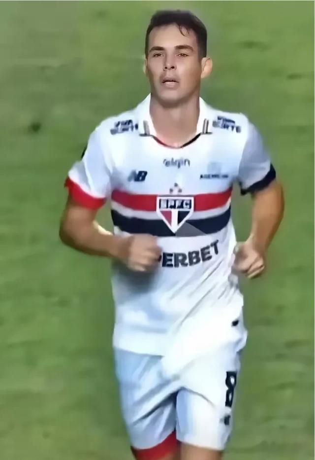 激烈比拼中球员的表现引发关注