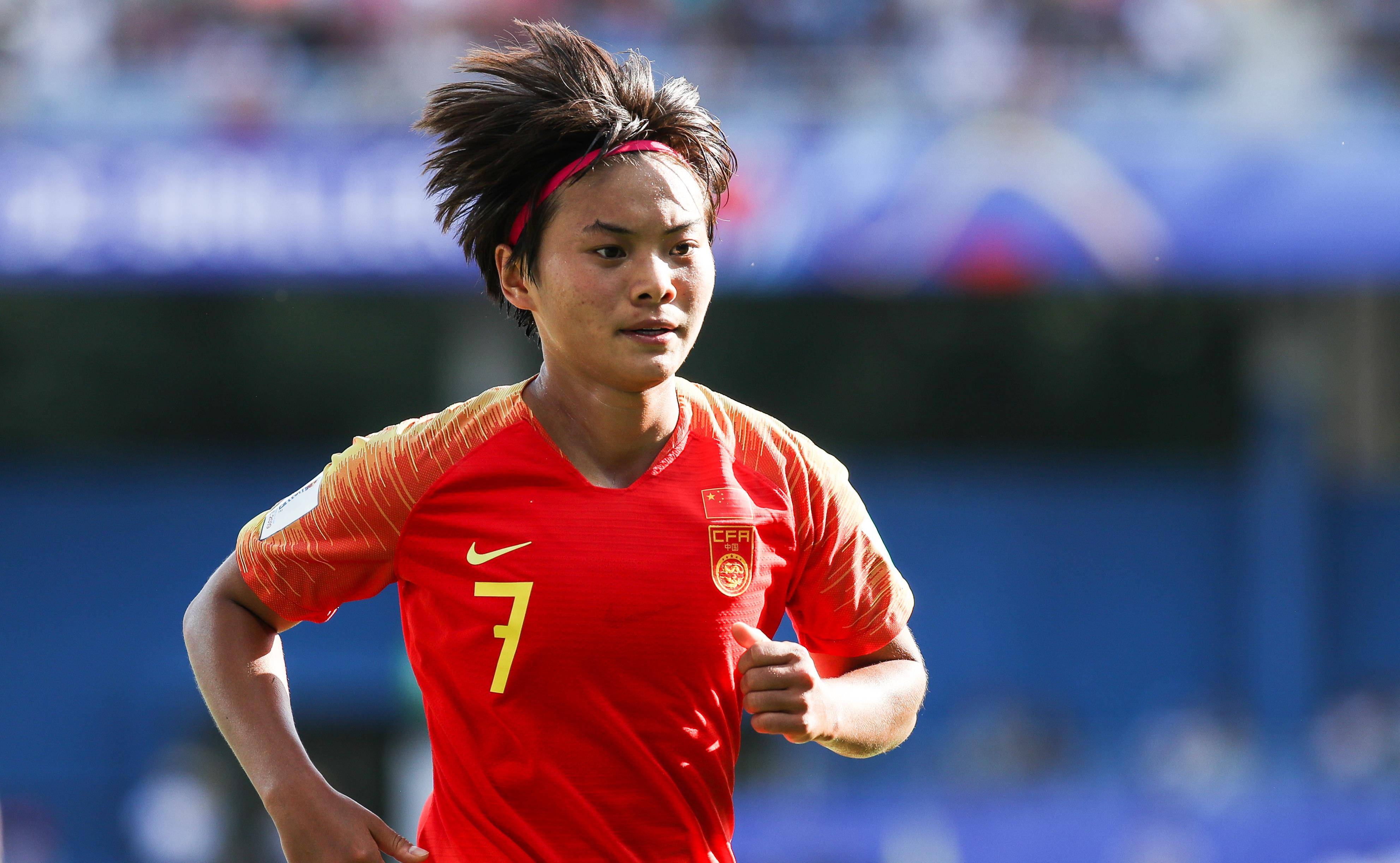 中国女足队员表现出色，取得胜利