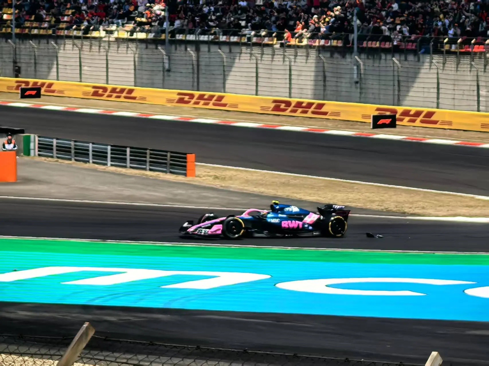 关于上海举行F1赛车比赛，巴萨表现胶着的信息