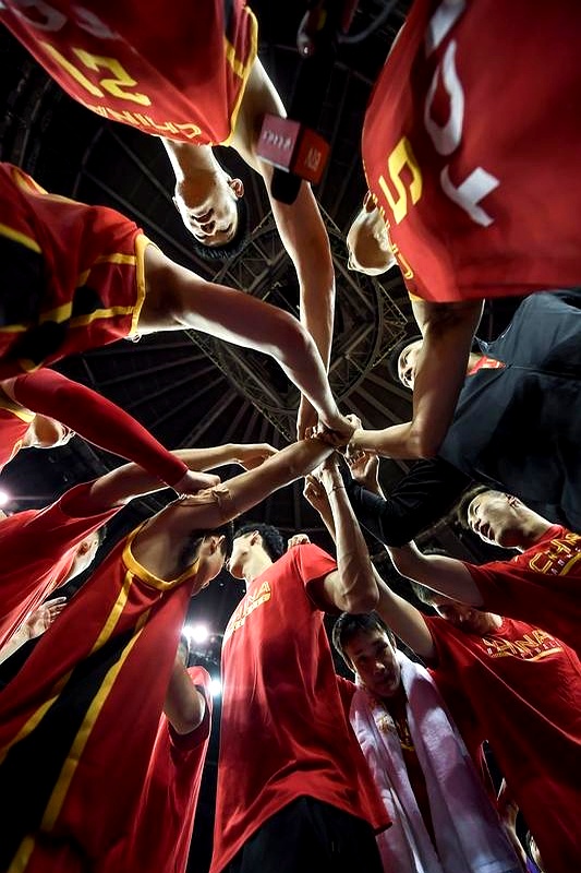 比赛场上球员们展现出毫无保留的拼搏精神 比赛场上球员们展现出毫无保留的拼搏精神