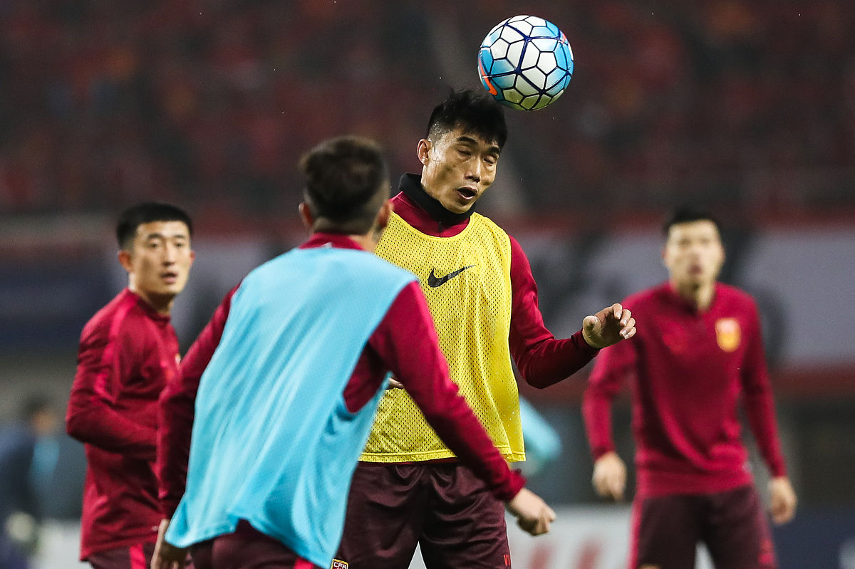 比赛场上球员们展现出毫无保留的拼搏精神 比赛场上球员们展现出毫无保留的拼搏精神