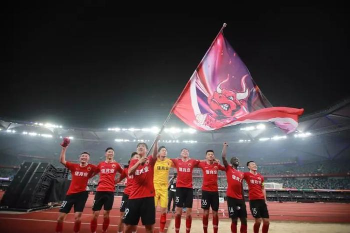 汉军冲超势头强劲，连胜深圳佳兆业