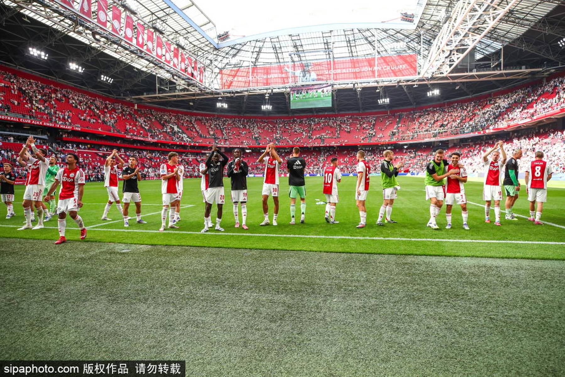 阿贾克斯主场告捷，荷甲球队欲夺冠军联赛第一的简单介绍