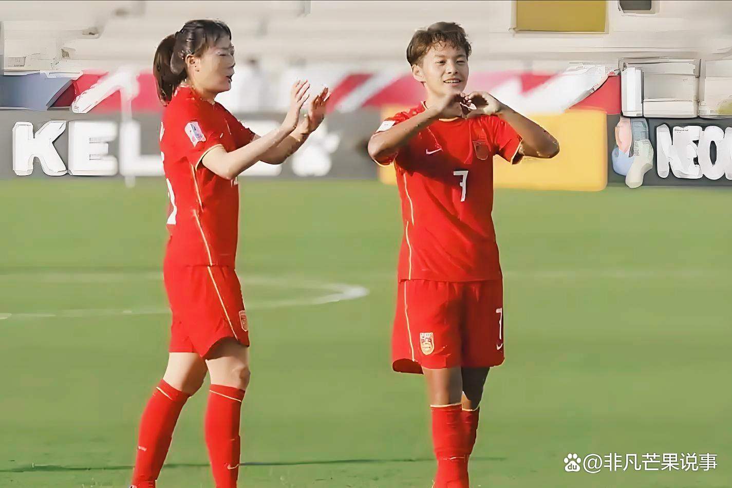 包含热血女足比赛现场：观众欢呼不断的词条