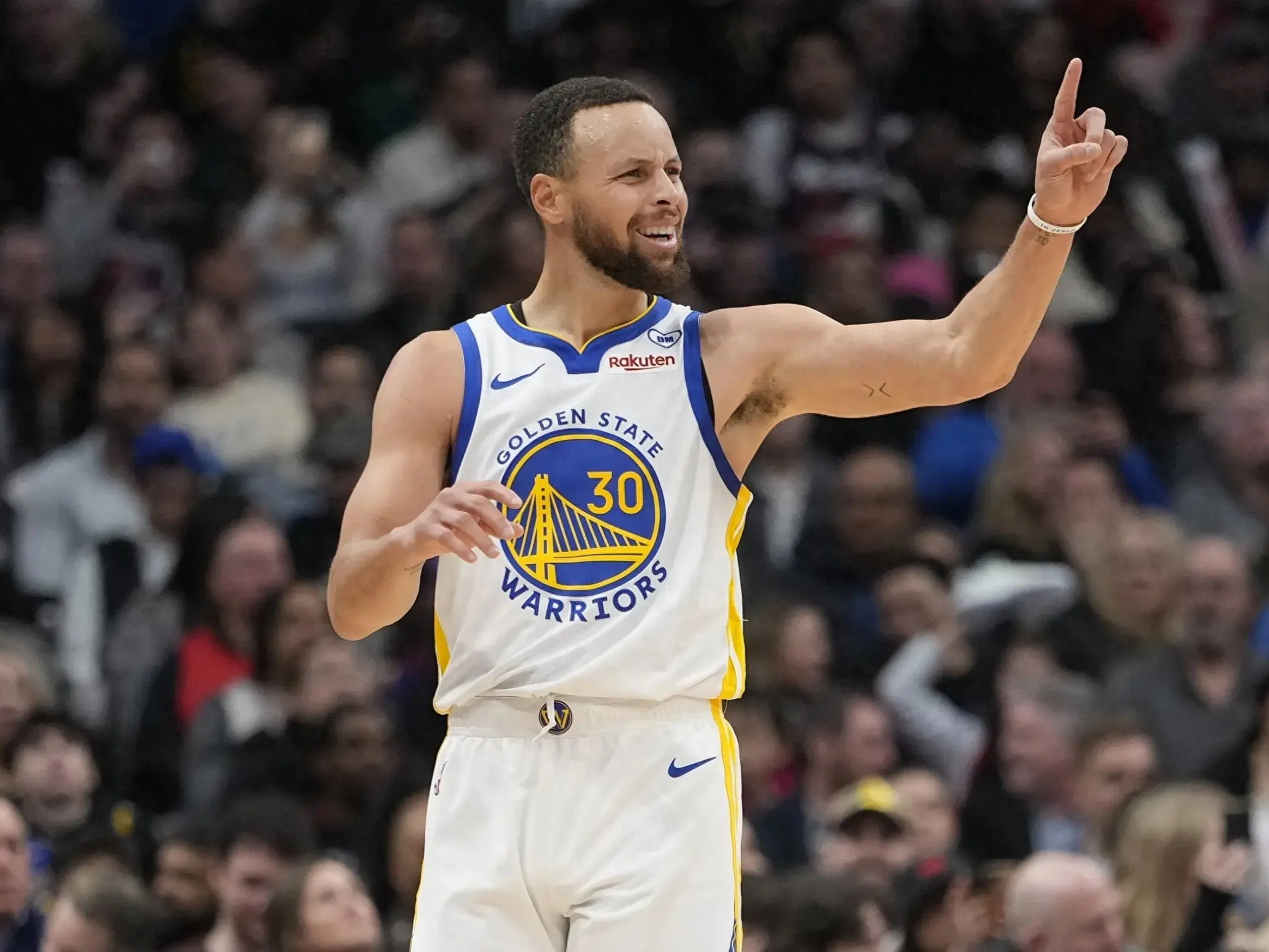 勇士球员库里在比赛中发挥出色，带领球队取得胜利的简单介绍