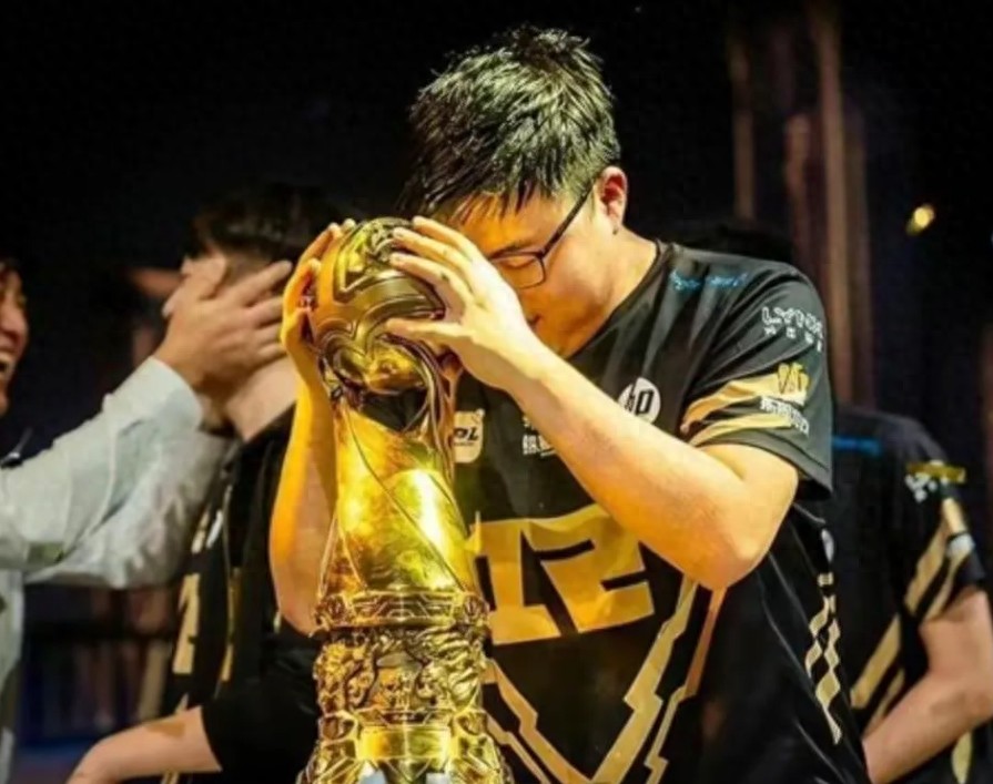 包含FNC碾压FPX，Uzi团战一打五峡谷大战小组赛，留下经典瞬间的词条