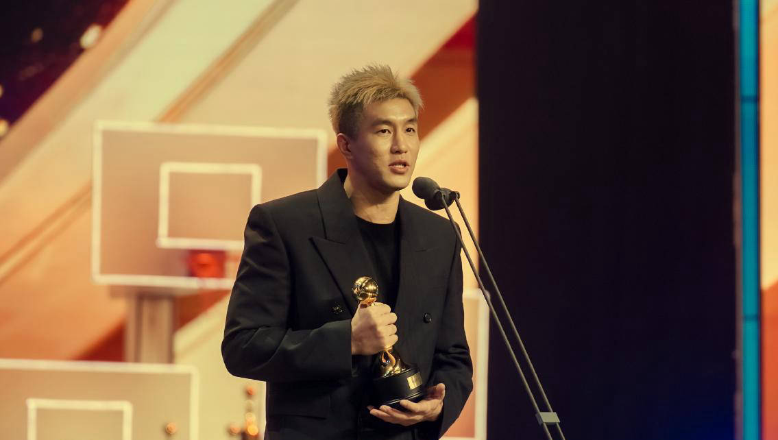 山东队完胜篮网，郭艾伦高光表现