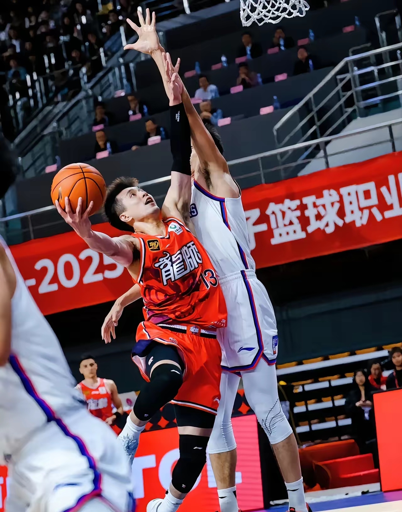 山东队完胜篮网，郭艾伦高光表现